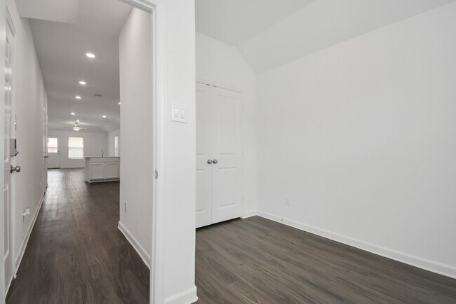 Building Photo - 15819 Kinlough Dr