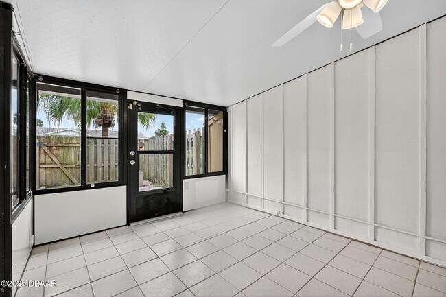 Building Photo - 168 W Sandalwood Ct