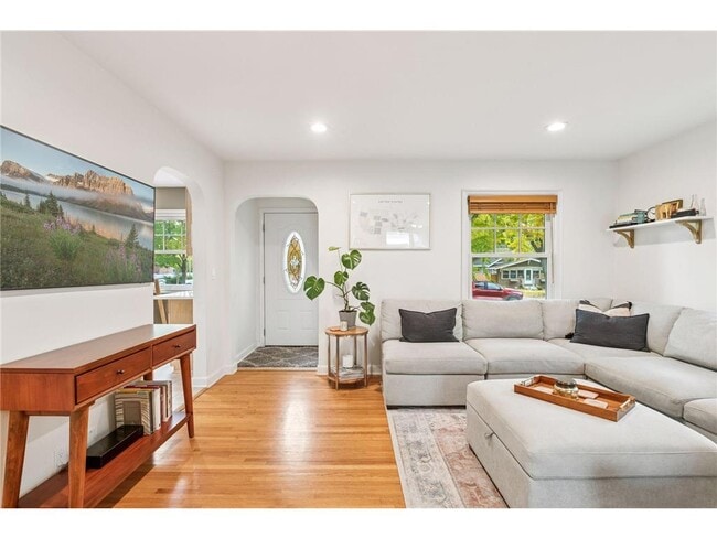 Building Photo - 3040 Hampshire Ave S