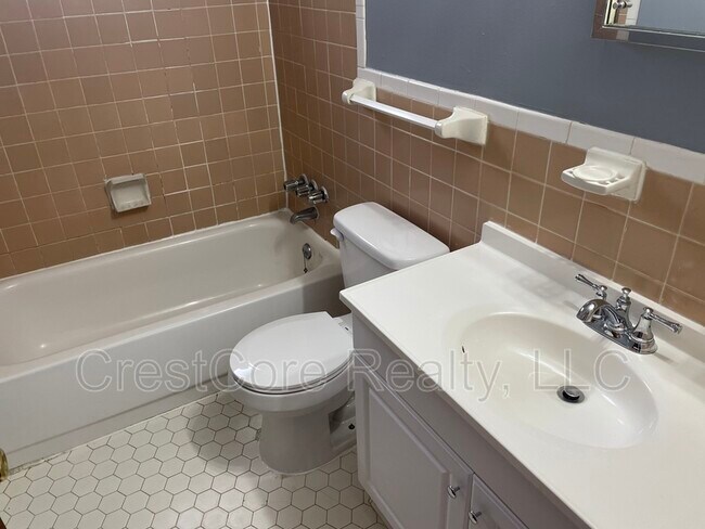 Building Photo - 21 Diana St