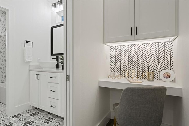 Building Photo - 2102 E 2nd St