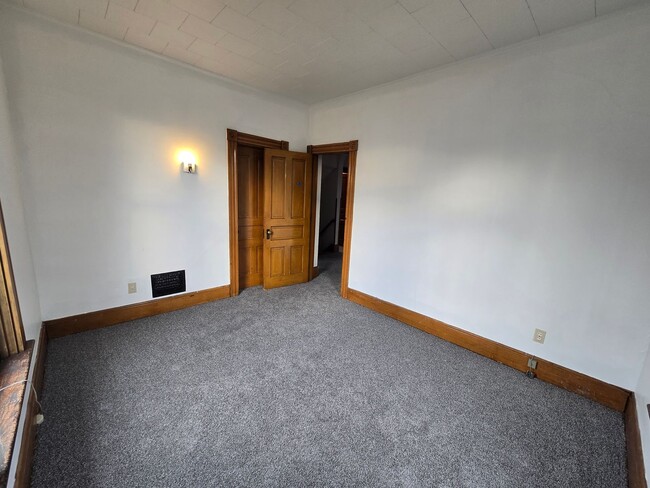 Building Photo - 4 Bedroom House convenient to nearby Hospi...