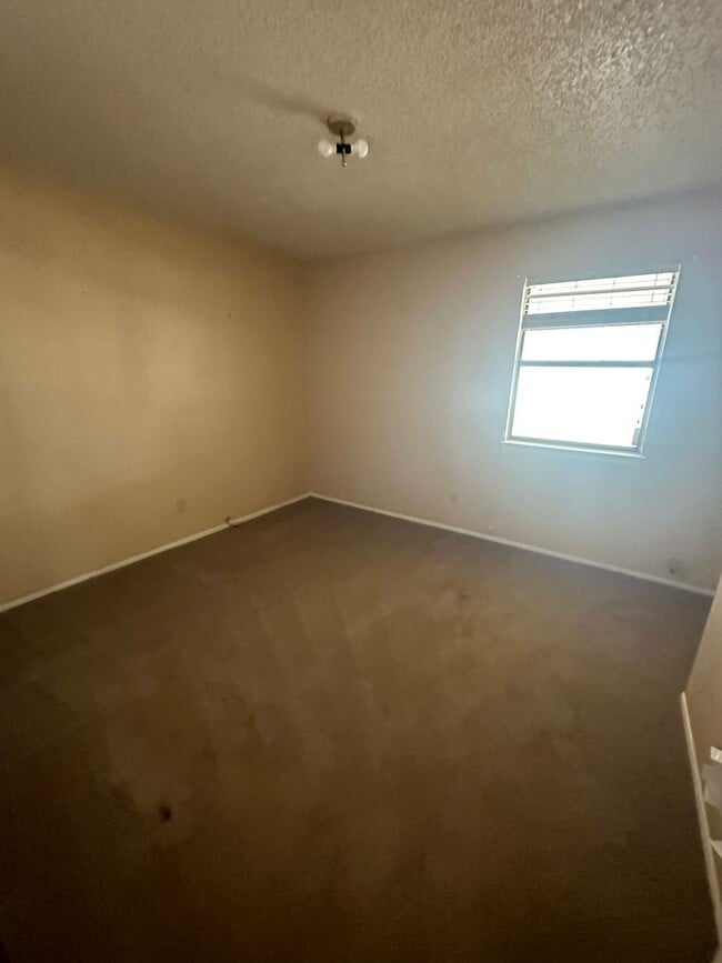 Building Photo - Very nice 3 bedroom 2 bath