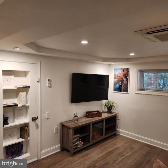 Building Photo - 4303 13th Pl NE