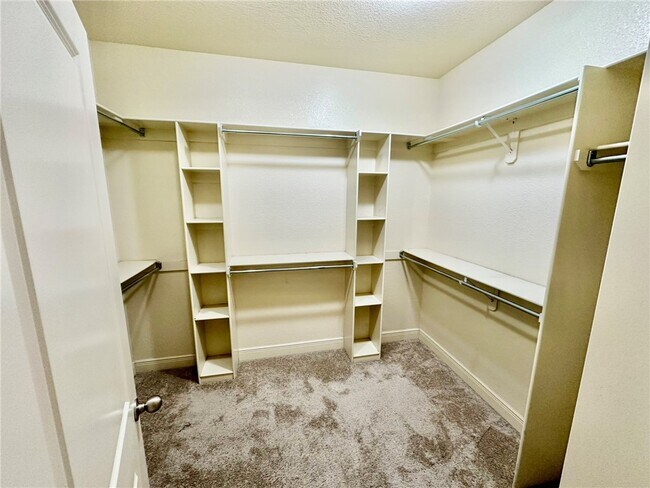 Building Photo - 6613 W Valley View Rd