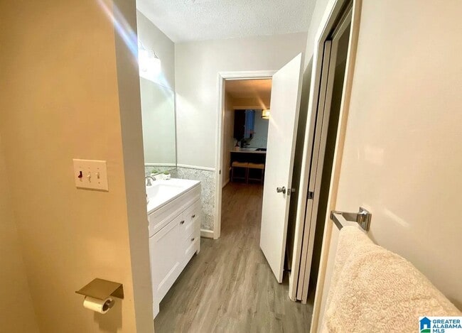 Building Photo - 3101 Lorna Rd