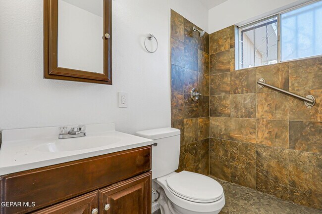 Building Photo - 10068 Oakwood Dr