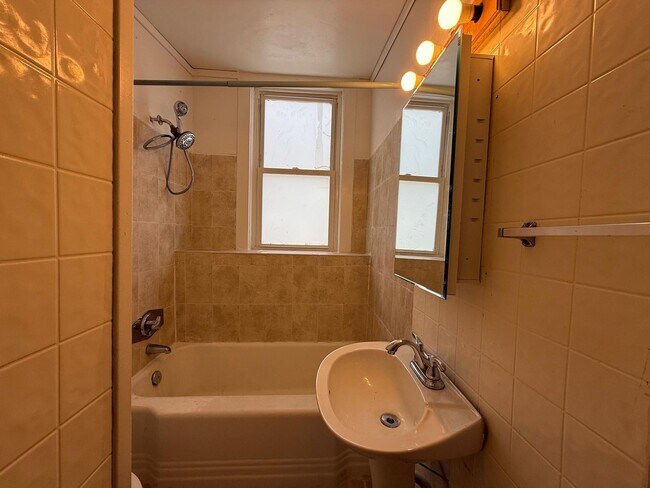 Building Photo - 977 Riverside Dr