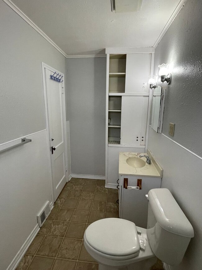 Building Photo - 2 Bedroom, 1 Bath Upstairs Unit for Rent