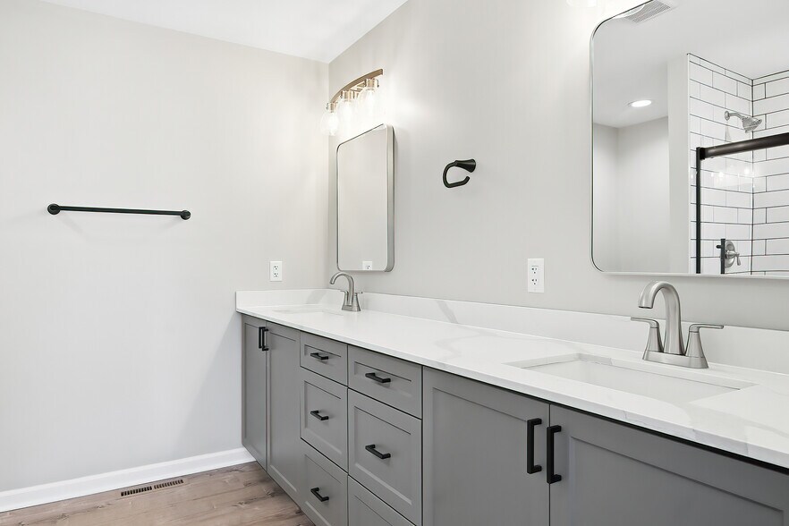 Building Photo - 6582 Lakeside Rd