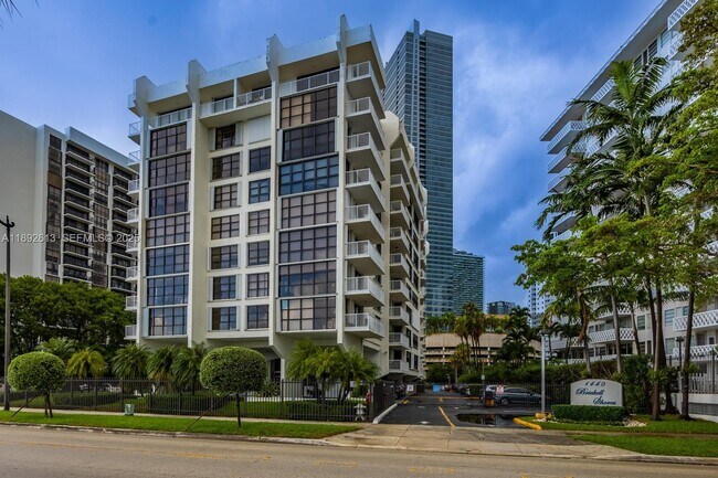 Building Photo - 1440 Brickell Bay Dr