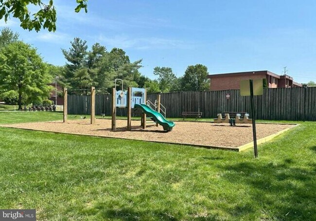 Building Photo - 1509 S George Mason Dr