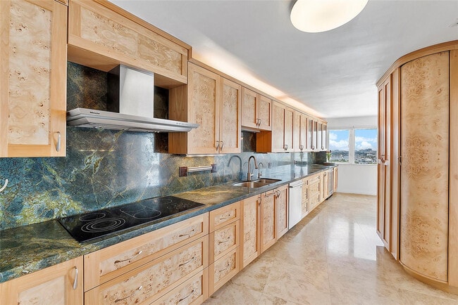 Building Photo - 3000 Holiday Dr