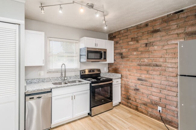 Building Photo - 721 Reinhard Ave