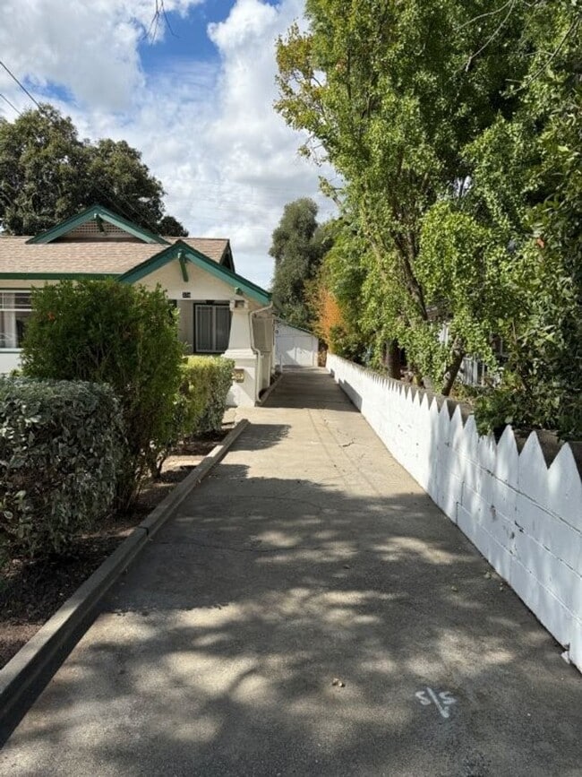 Building Photo - Rare 2 Bedroom Home Downtown Dixon *Star R...