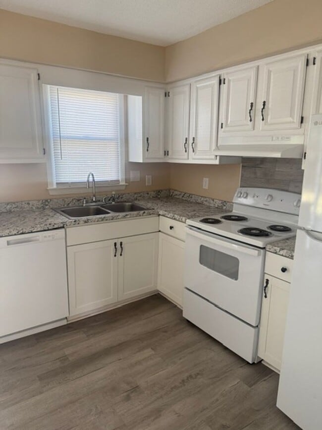 Building Photo - 800 Verdant Dr