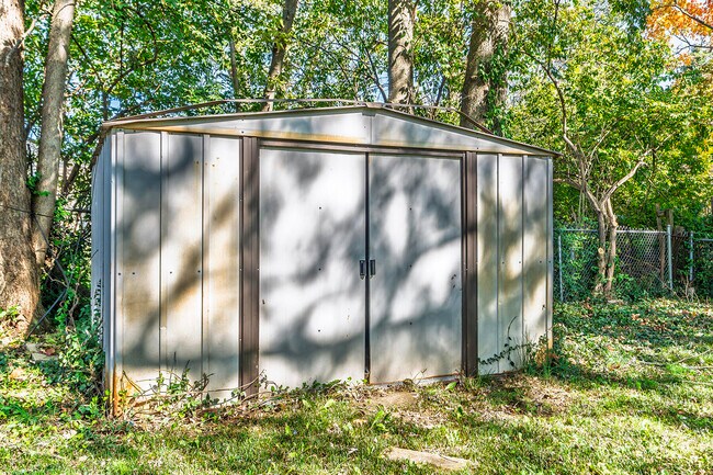 Building Photo - 2224 Harrodsburg Rd