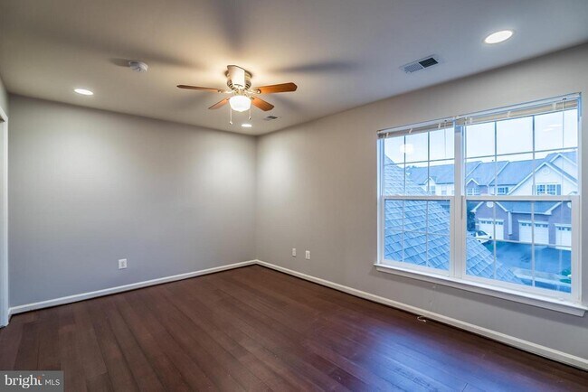 Building Photo - 43619 Dunhill Cup Square