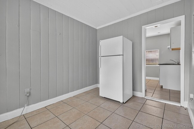 Building Photo - 885-887 7th St
