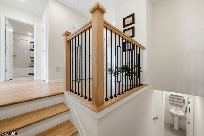 Building Photo - 19 Dahlia Dr
