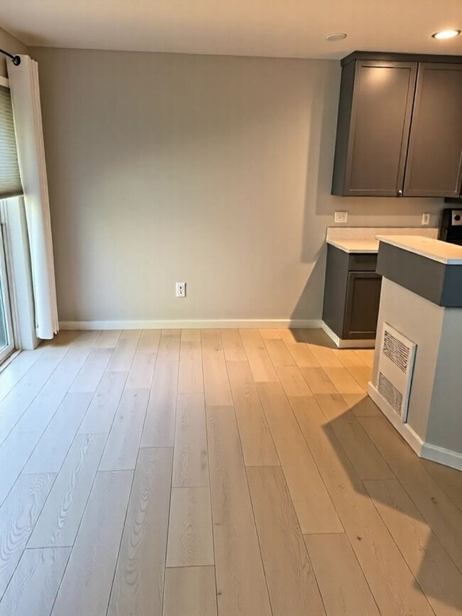 Building Photo - Remodeled and two master suites