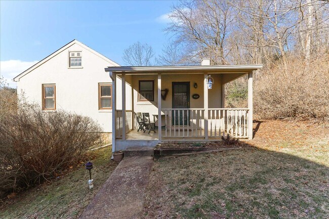 Building Photo - 825 Creek Rd