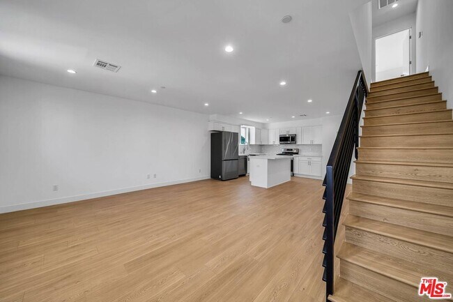 Building Photo - 227 S Park View St