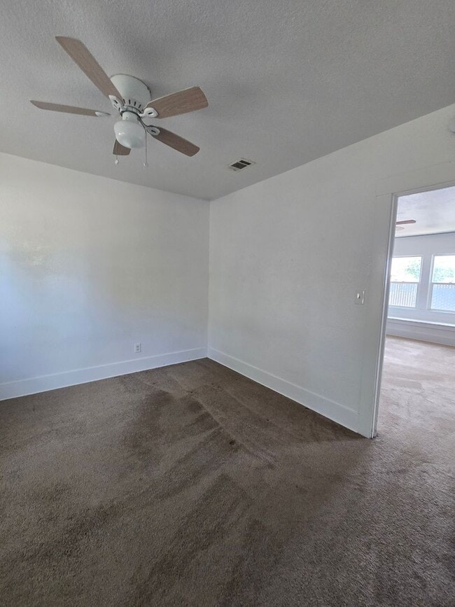 Building Photo - 3 Bedroom 1 Bath home coming soon
