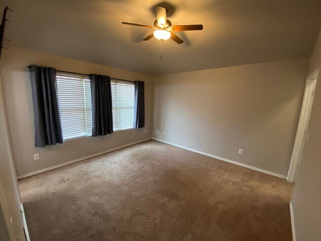 Building Photo - 3/2 Single Story ~ Conveniently located to...