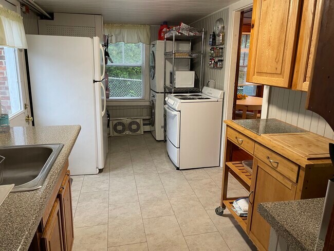 Kitchen - 96 King Philip Ave