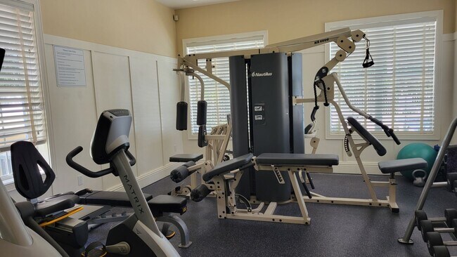 Building Photo - ANNUAL UNFURNISHED 2 bed 2 bath ground flo...