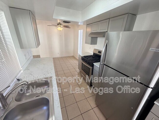 Building Photo - 1405 E Vegas Valley Dr