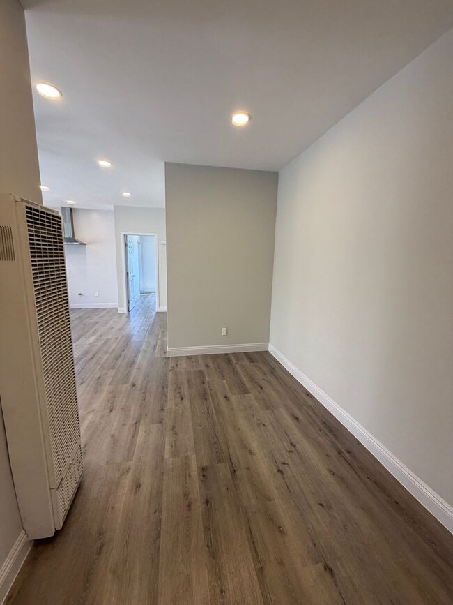 Building Photo - 1044 W 42nd Pl