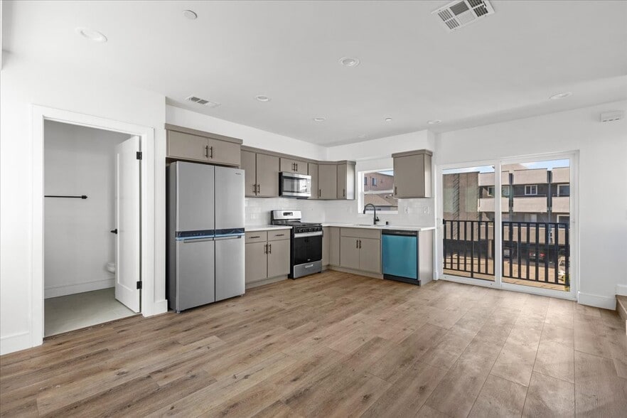 Building Photo - 860 N Hudson Ave