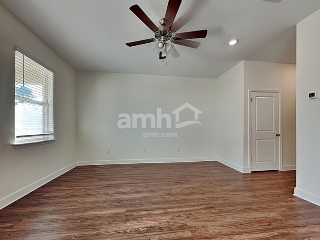 Building Photo - 921 Walden Pond Dr