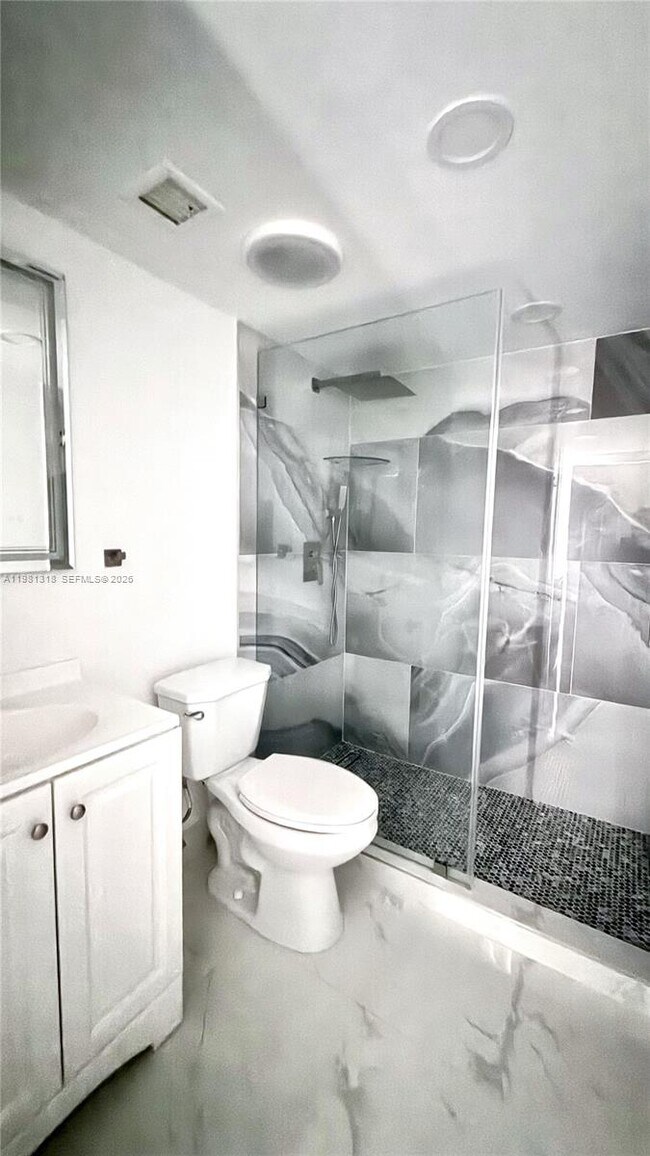 Building Photo - 4174 Inverrary Dr