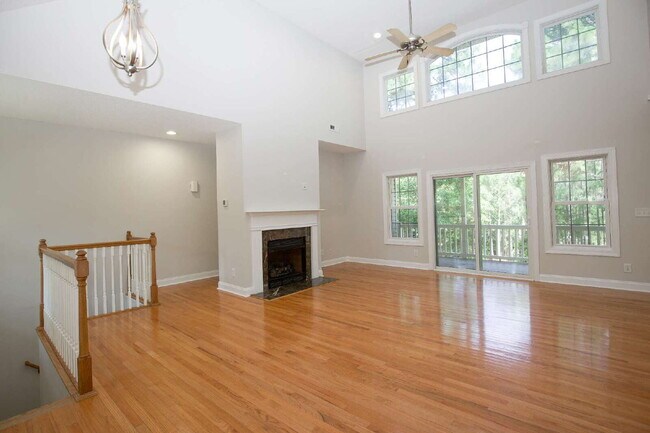 Building Photo - "Spacious 3-Bedroom Retreat with 3200 Sq Ft of Comfort in Seven Lakes!"