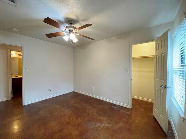Building Photo - 207 B Andy Ln