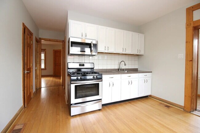 Building Photo - Spacious 3-Bedroom, 2-Bathroom Duplex in Avondale