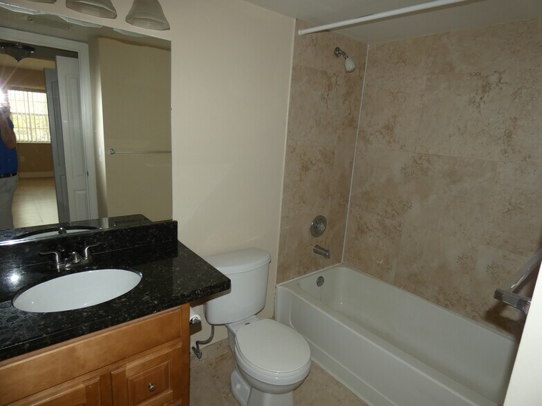 Building Photo - 2881 N Oakland Forest Dr