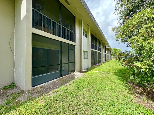 Building Photo - 8001 Fairview Dr