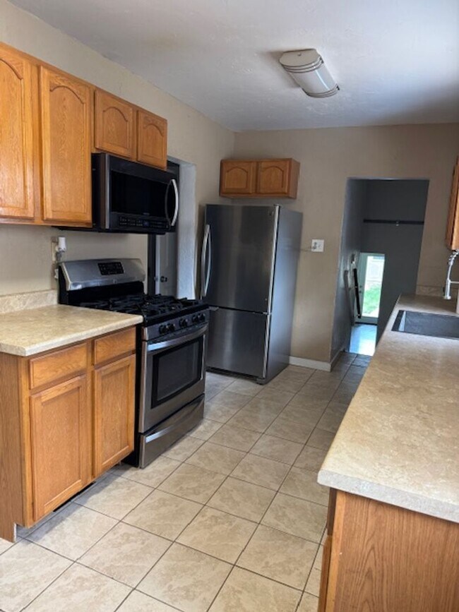 Building Photo - ALL PROSPECTIVE TENANTS MUST SUBMIT A $58 ...