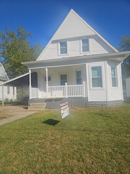 Primary Photo - 915 E Albert St