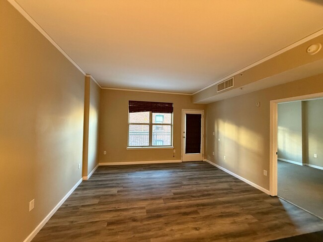 Building Photo - Cozy downtown condo