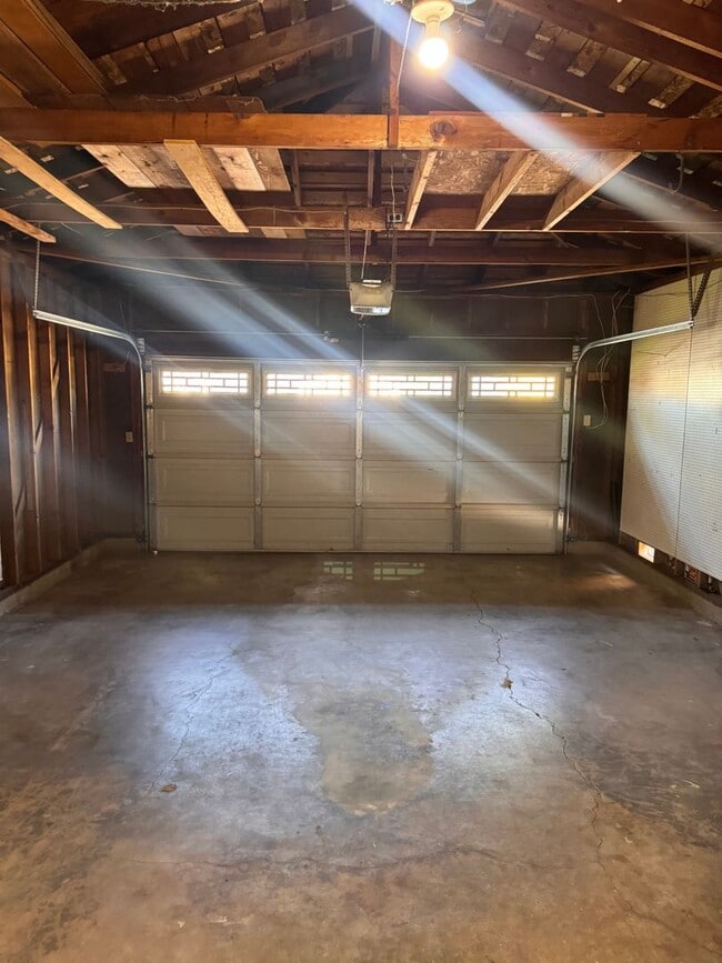 Building Photo - Spacious 3 Bedroom Fresno Home