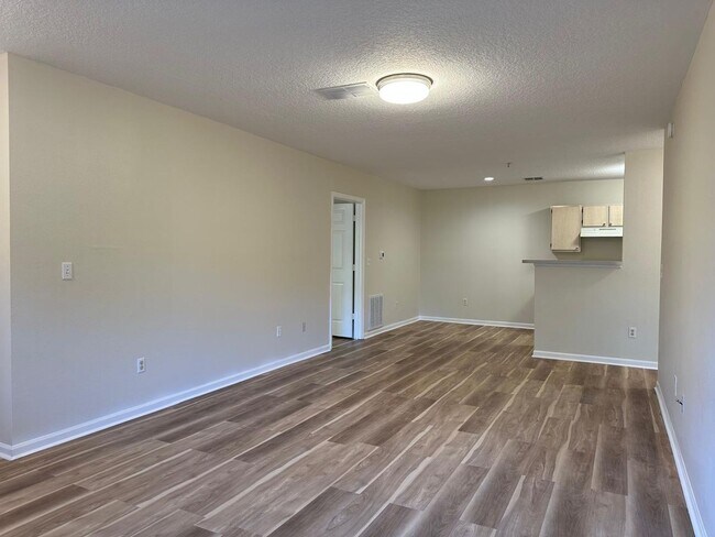 Building Photo - Freshly Updated Sunset Lake Condo (2 Bed, ...