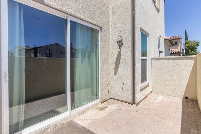 Building Photo - Updated 4-Bedroom Townhouse in Prime Porte...