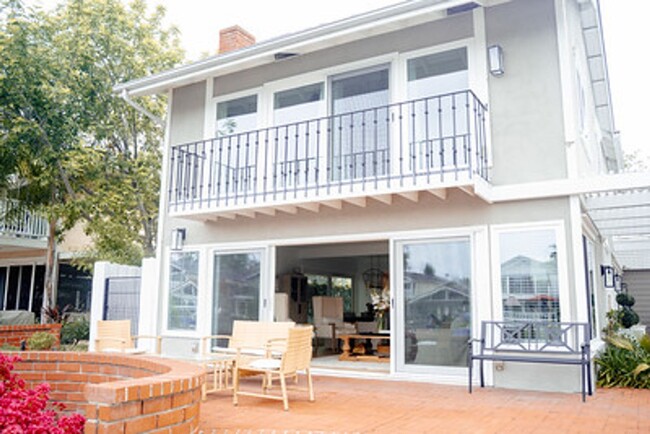 Building Photo - Waterfront 4 Bedroom