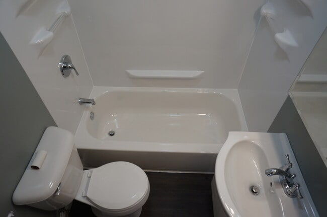 Building Photo - 1127 E 3rd St