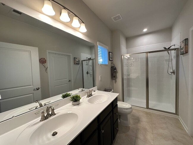 Building Photo - Like New 2018 Built First Floor 3 Bed/2 Ba...